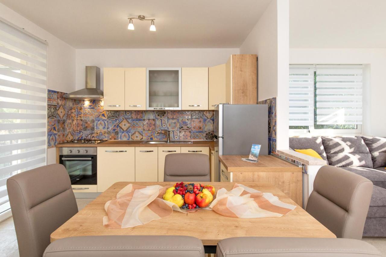 Apartman Ivona Na 1. Katu Malinska Exterior foto